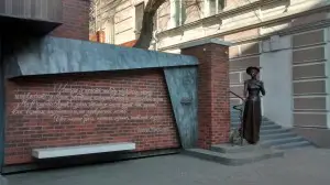 A monument to E. Pray stands on Svetlanskaya Stree
