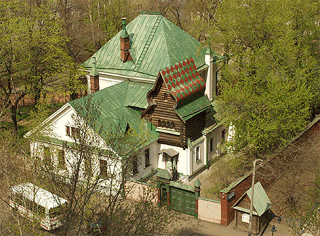 An arial view of the cosy Vasnetsov House-Museum.