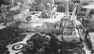 This photo shows Piłsudski Square around 1912 just after work on the Alexander Nevsky Cathedral was completed. Just before WWI, the Saxon Palace has also yet to have been damaged or destroyed.