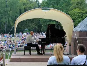 Chopin pianist playing for aficionados